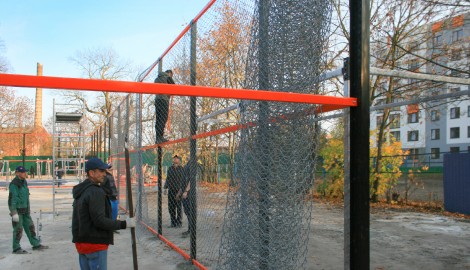 Спортивная площадка в Калининграде. Монтаж ограждения спортплощадки.
