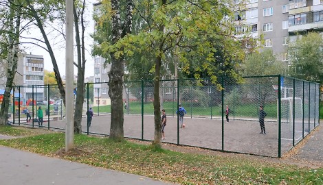 Дворовая спортивная площадка в Череповце из шестиугольной сетки. Производитель ООО НордМашСервис