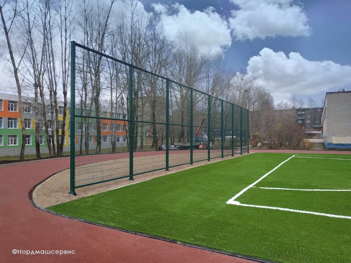Ограждение школьного стадиона из сварных 2д-панелей для Школа 10 в Череповце 