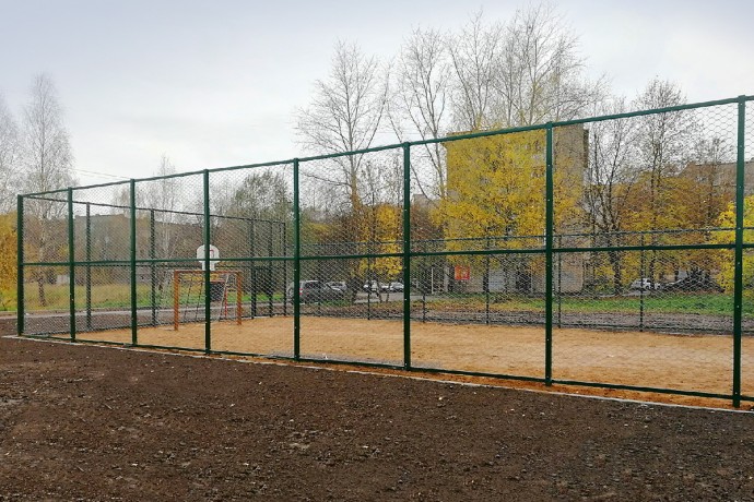Спортивная площадка с забором из шестиугольной сетки от СНКгрупп НордМашСервис